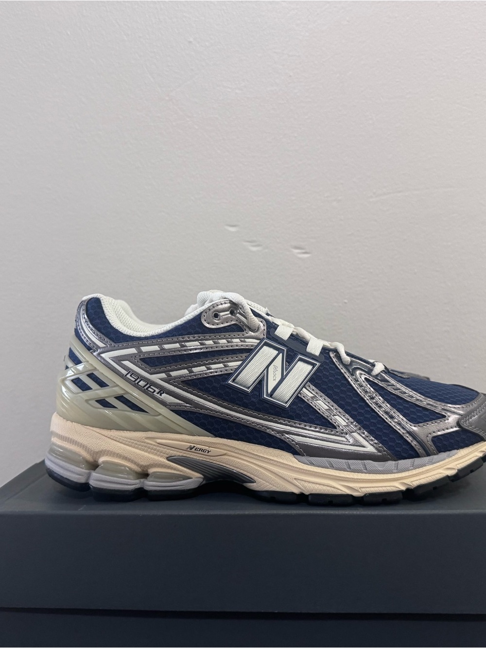 New Balance 1906R Men’s Size 9